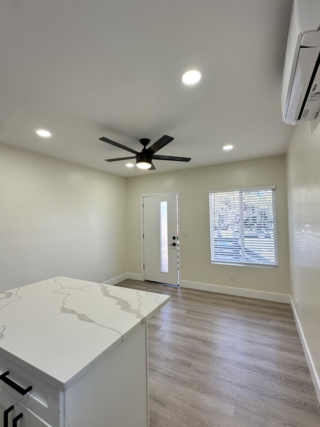 Foto del edificio - 4311 Dwight St