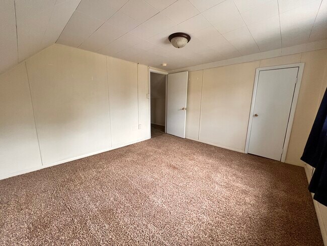 Bedroom 1 - 1606 W 5th Ave