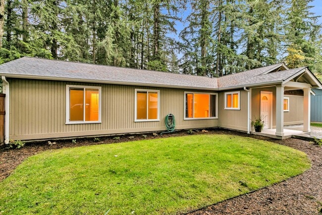Building Photo - Beautiful Kitchen and Large back yard in a...