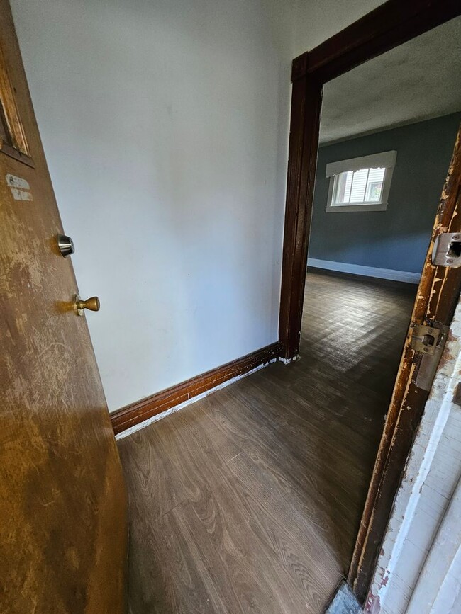 Building Photo - Lower 2 bedroom unit ALL UTILITIES INCLUDED