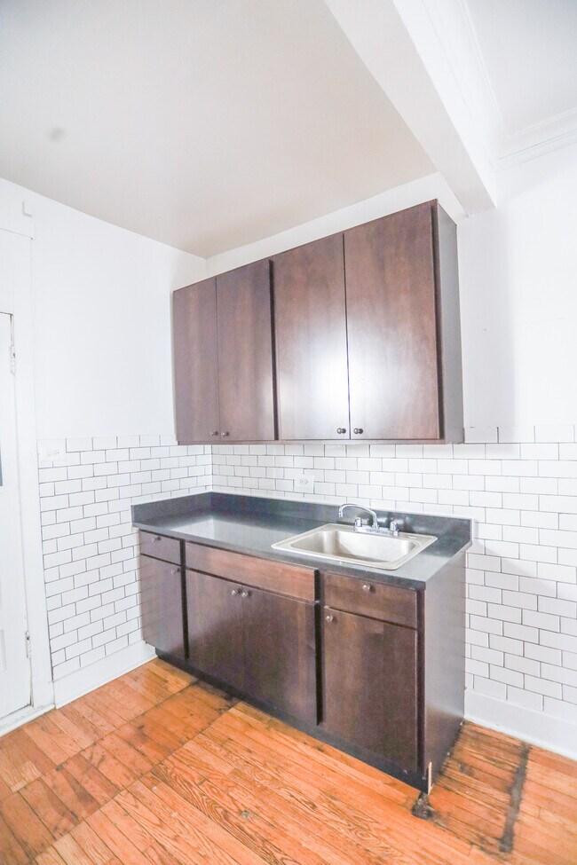 Foto del edificio - 4316 W Irving Park Rd