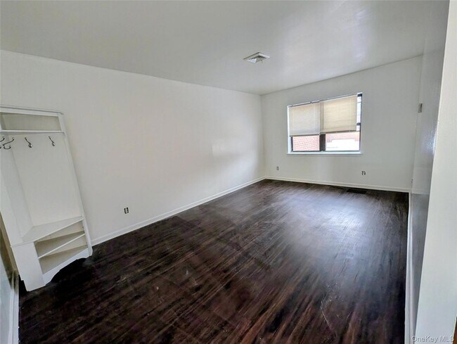 Foto del edificio - 209-28 Hillside Ave.