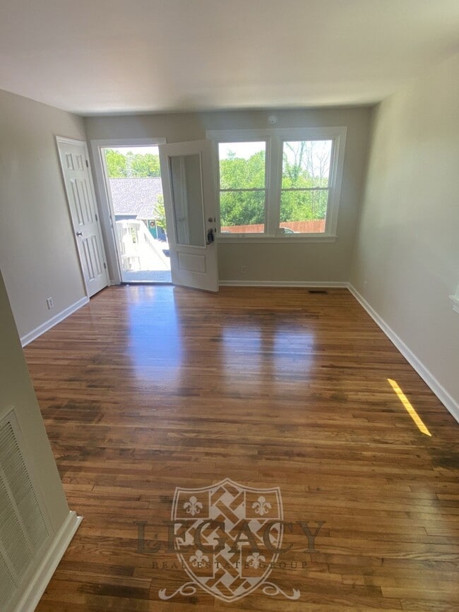 Building Photo - 2316 Woodridge Dr