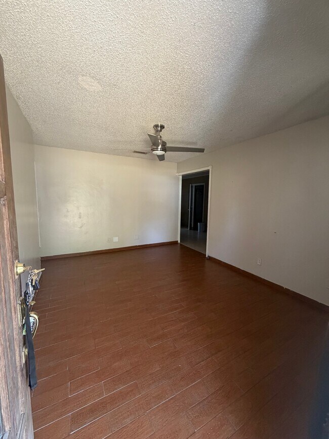 Foto del edificio - 526 Pebble Rd