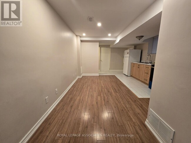 Building Photo - 72 Starhill Crescent