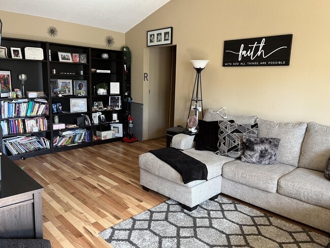 Foto del edificio - 805 Smetana Rd