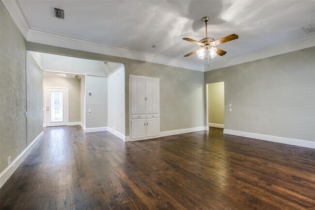 Building Photo - 2104 Woodburn Corners