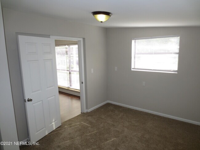 Foto del edificio - 1912 Monteau Dr