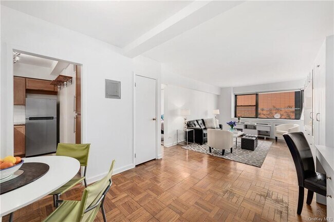 Foto del edificio - 305 E 72nd St