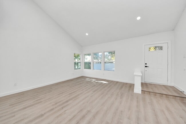 Building Photo - 2911 Meadowgrass Ln