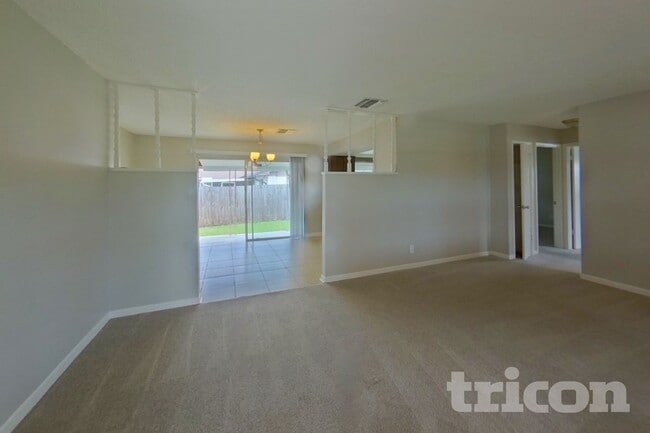 Foto del edificio - 1484 Bloomingdale Rd