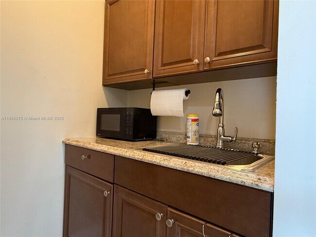 Foto del edificio - 1715 SW 102nd Ct