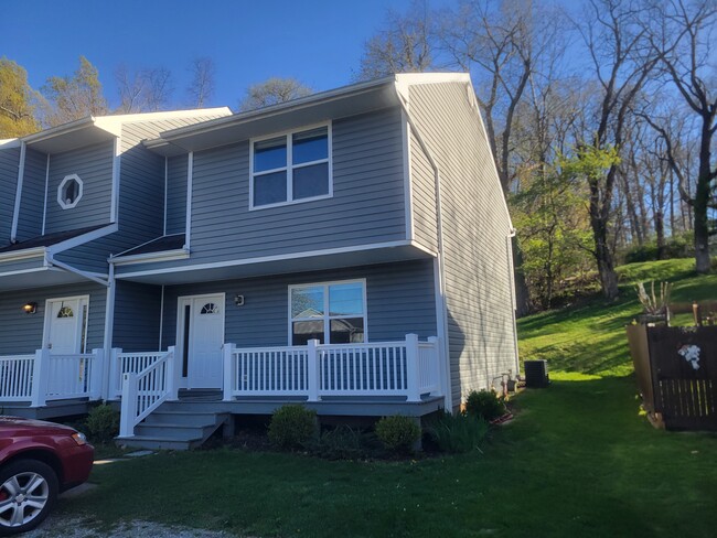 Front of home. - 1424 5th St