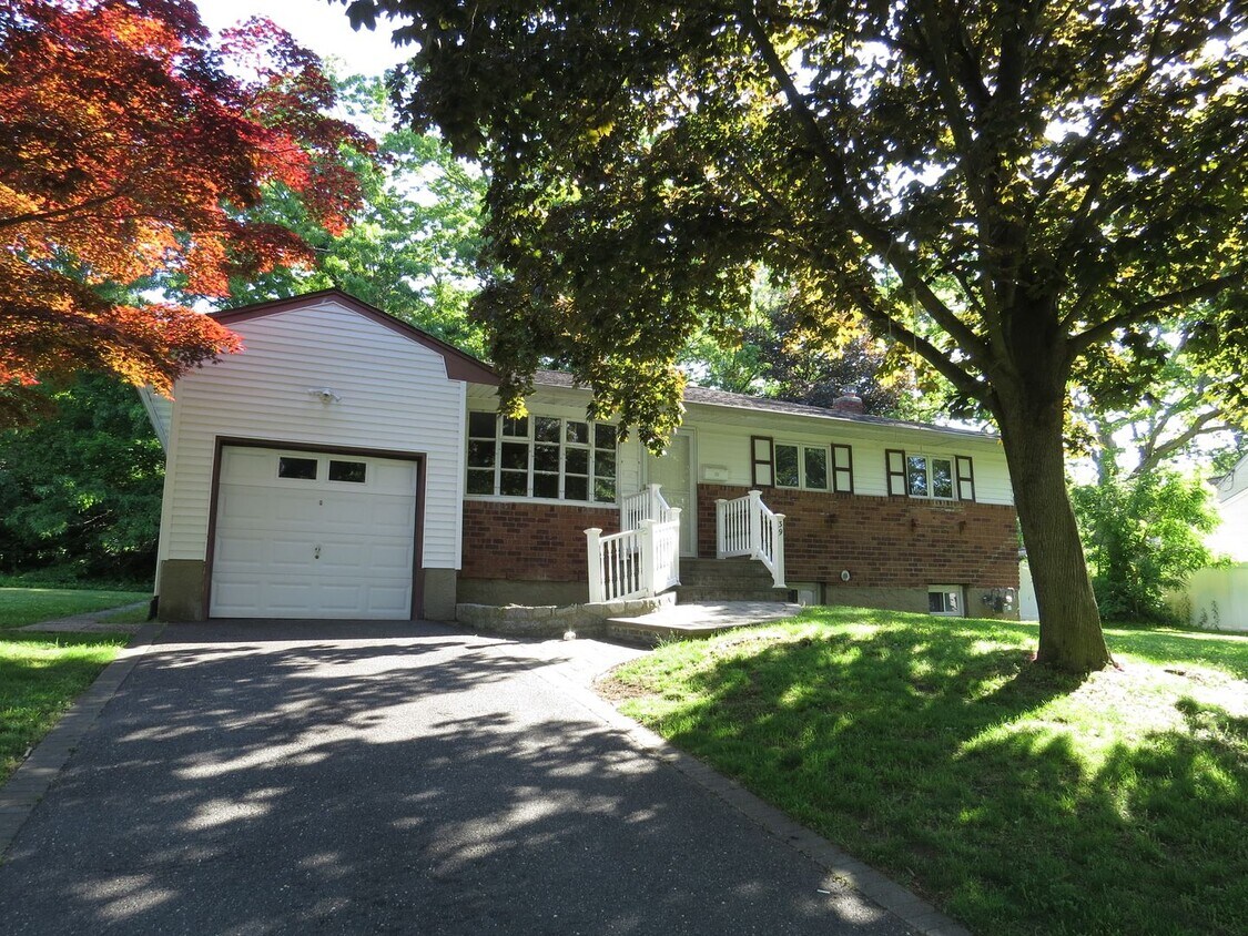 Primary Photo - 3 Bedroom Beautiful Ranch
