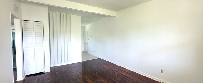 Foto del edificio - 2BR / 1 BA Riverside Upstairs Apartment w/ Off-street Parking