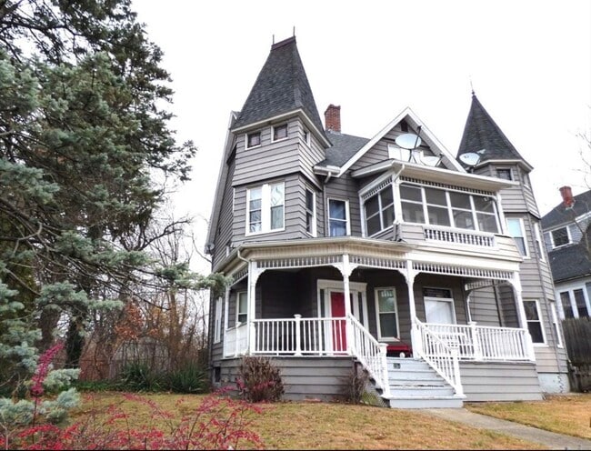 Building Photo - 298 Main St