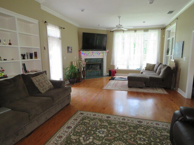 Foto del edificio - 8113 Glenmore Dr