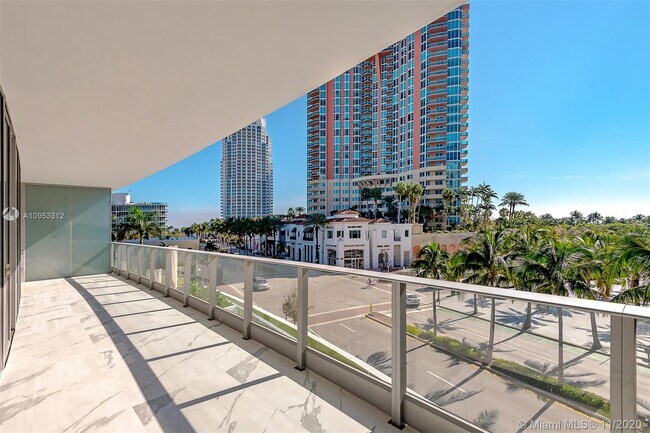 Building Photo - 801 South Pointe Dr