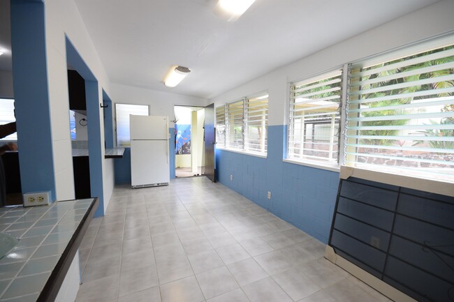 Building Photo - 1436 Hele St
