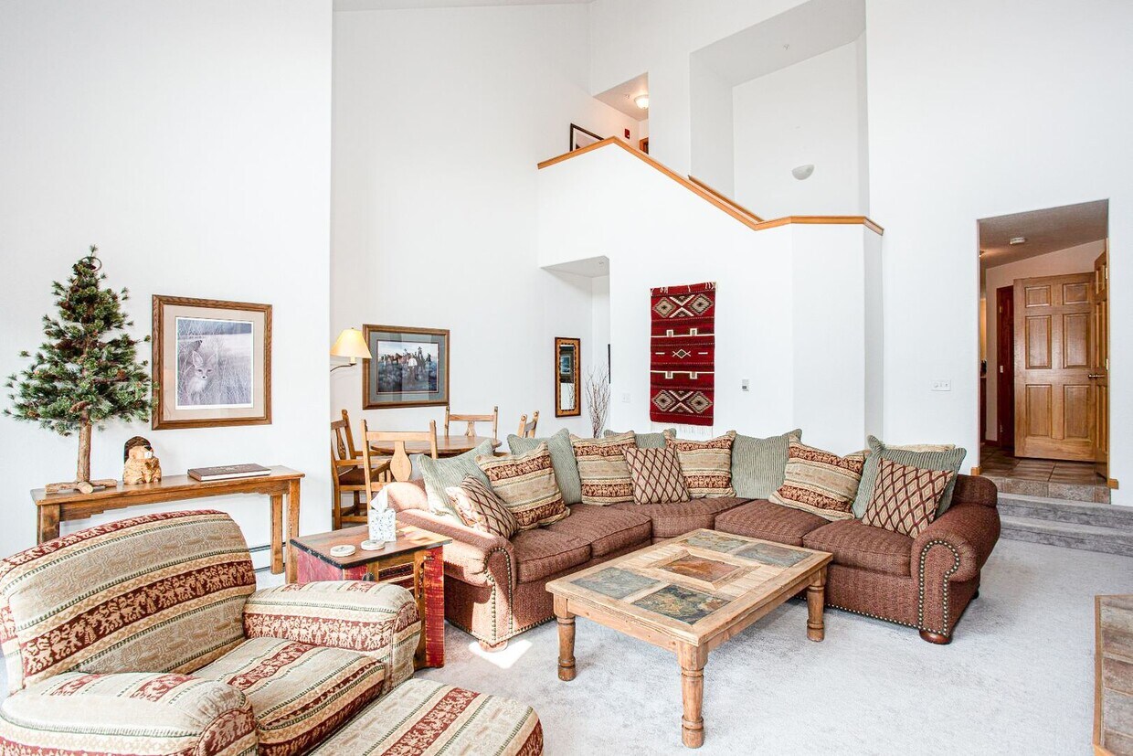 Foto principal - Convenient Location! Lots of Space and Lig...