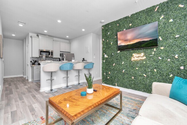 Building Photo - 7823 Gladstone St