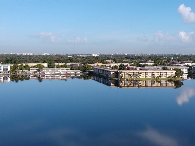 Building Photo - 1301 NE Miami Gardens Dr
