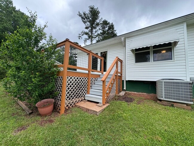 Building Photo - 105 N Lake Dr