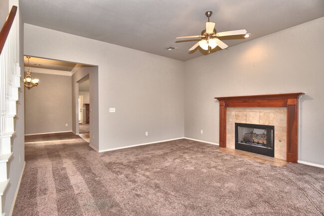 Foto del edificio - Come make this lovely 4 bedroom 2 bath, 2+...