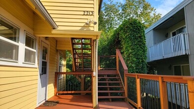 Building Photo - 2213 SW Idaho St