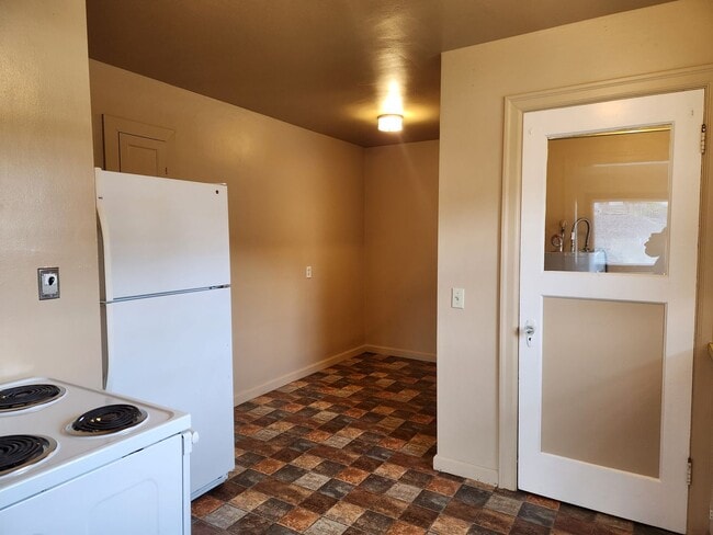 Building Photo - Cozy 2 Bedroom Duplex With Detached Garage