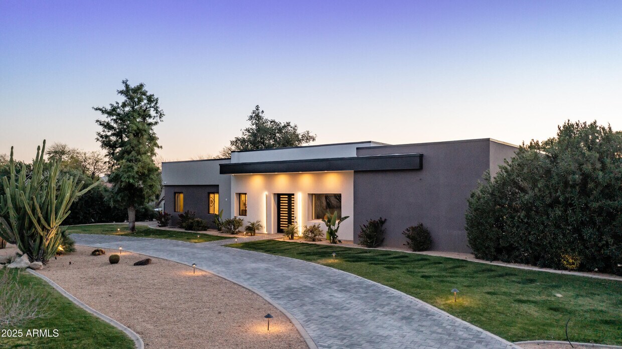 Foto principal - 7417 E Paradise Dr
