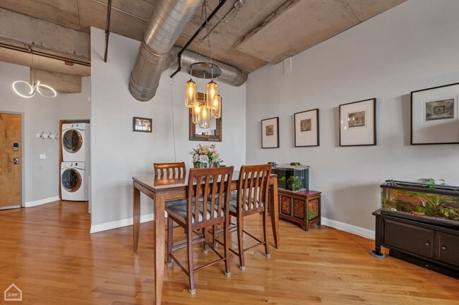 dining - 6 S Laflin St