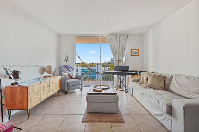 Foto del edificio - 650 NE 64th St