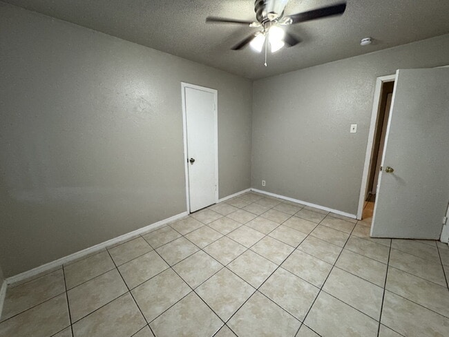 Foto del edificio - Fouplex unit ready to move in in Castle Hill!