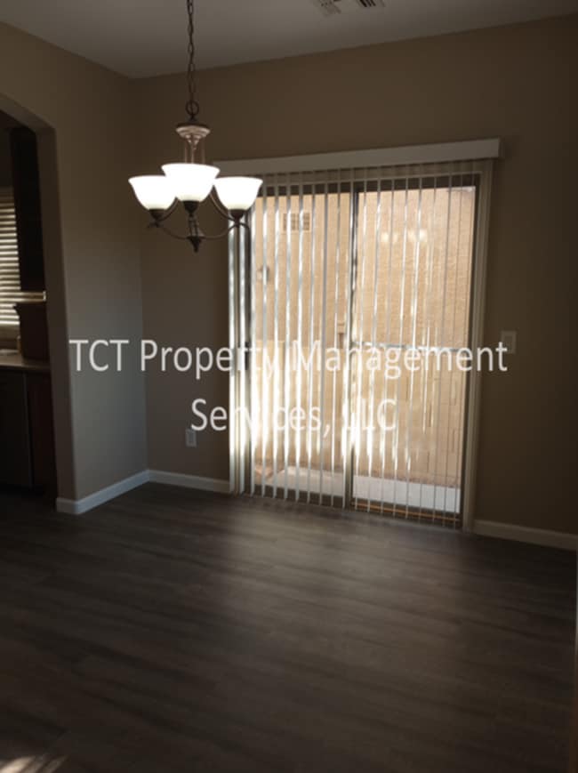 Building Photo - 3 Bed/2.5 Bath Home with Newer Paint, Floo...
