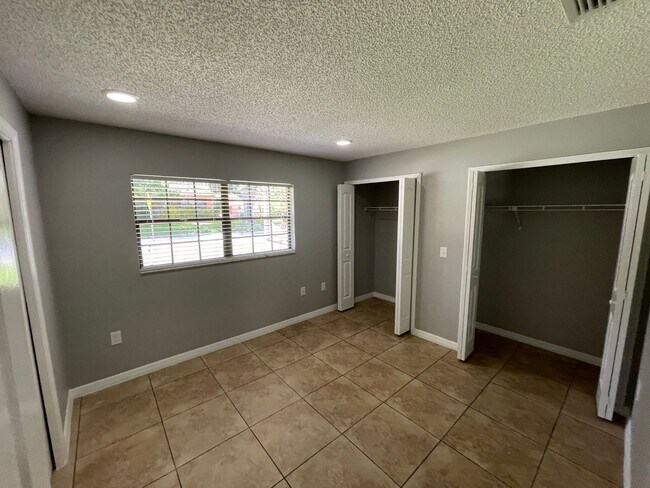 Building Photo - Clayton Duplex