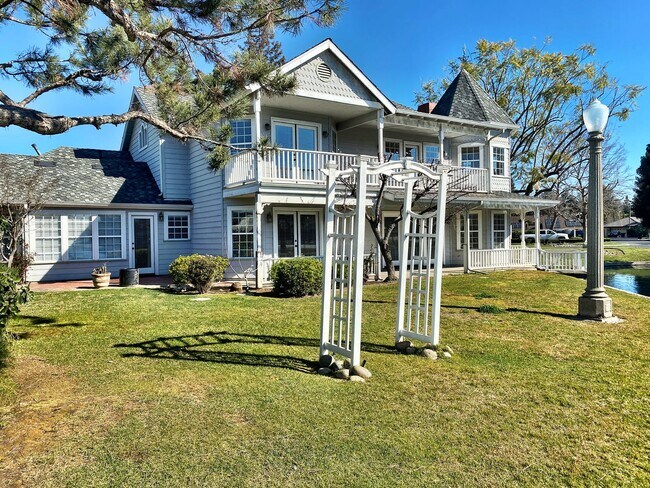 Building Photo - 5423 W. PROSPECT AVE. - 4 BEDROOM 3 BATH -...
