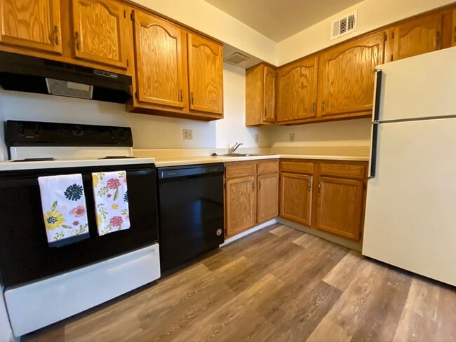 Spacious 2BR at Bellwood Manor! Great Nort... - Spacious 2BR at Bellwood Manor! Great Nort... Apartment