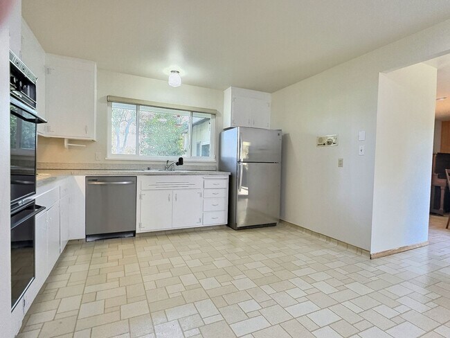 Building Photo - 6BD/3BA – Spacious West San Jose home near...