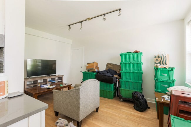 Foto del edificio - 511 W Belmont Ave
