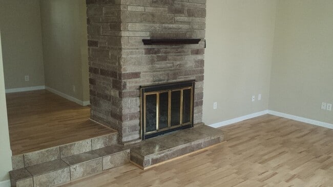 Foto del edificio - Large 2 Story Home 2540 SFT 3 Bed 2 Bath Home