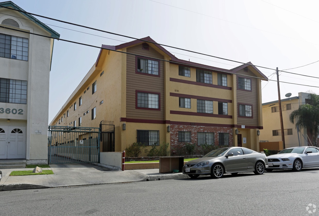 Building Photo - 13610 Cordary Ave