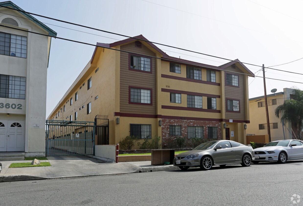 Foto del edificio - 13610 Cordary Ave