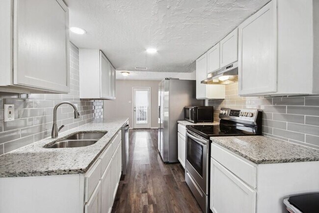 Building Photo - 8714 Wilcrest Dr