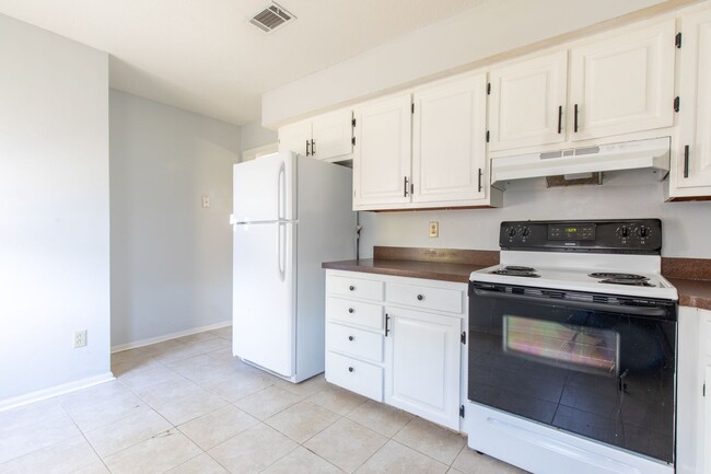 Building Photo - 3 bed 2.5 bsth