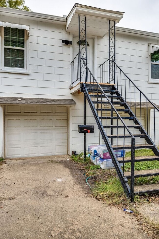 Building Photo - Updated apartment in great location