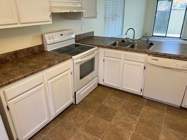 Foto del edificio - 401 Saddlebrook Ct