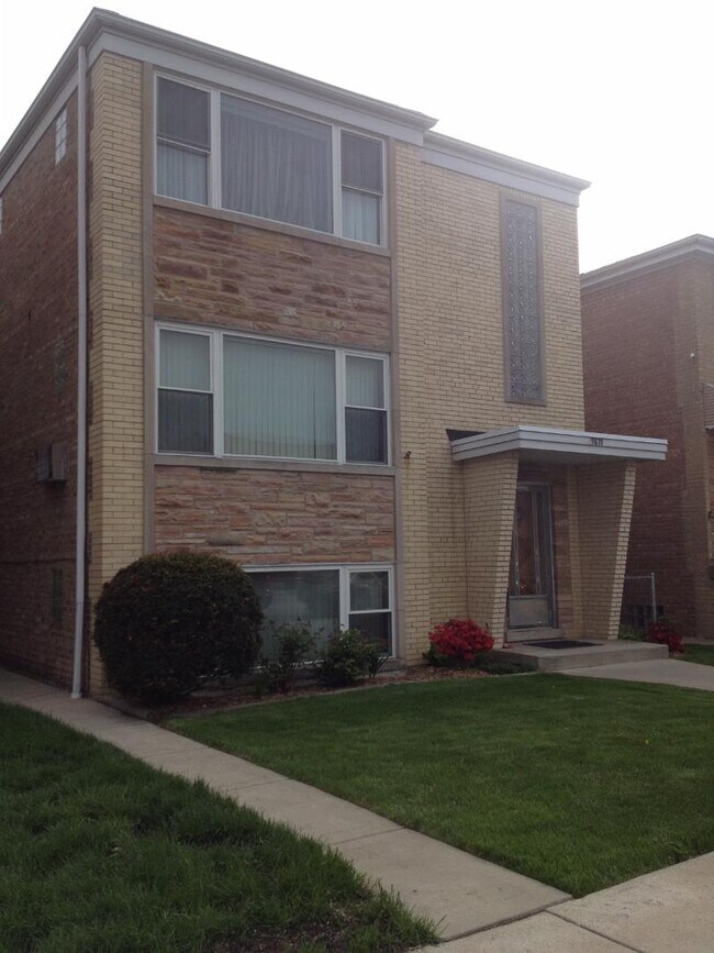 Building - 5870 N Elston Ave Apartments