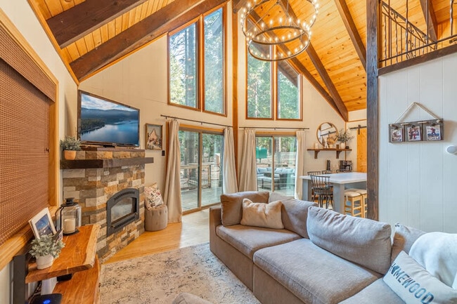 Building Photo - 300 Tomahawk Ave