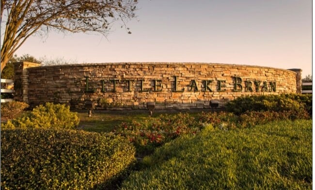 Building Photo - 8301 Elm Park Dr